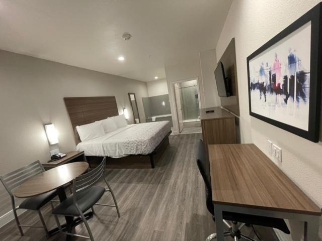 Palace Inn Blue - Garth Rd باي تاون المظهر الخارجي الصورة