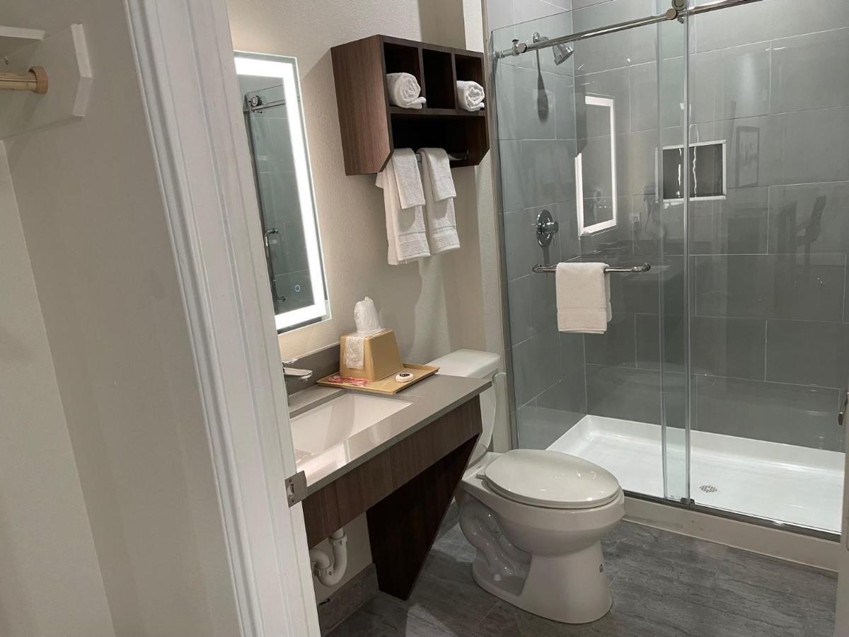 Palace Inn Blue - Garth Rd باي تاون المظهر الخارجي الصورة